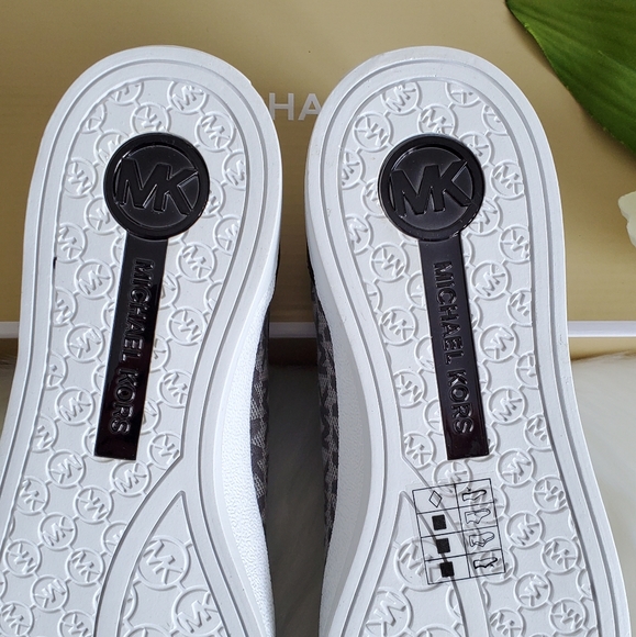 Michael Kors Sneaker Size 7 ♥️ - Picture 8 of 11